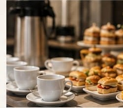 Coffee break com xícaras e lanches