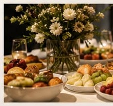 Mesa de brunch com frutas e pães