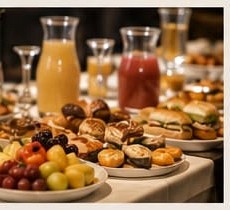 Bebidas e alimentos servidos em brunch